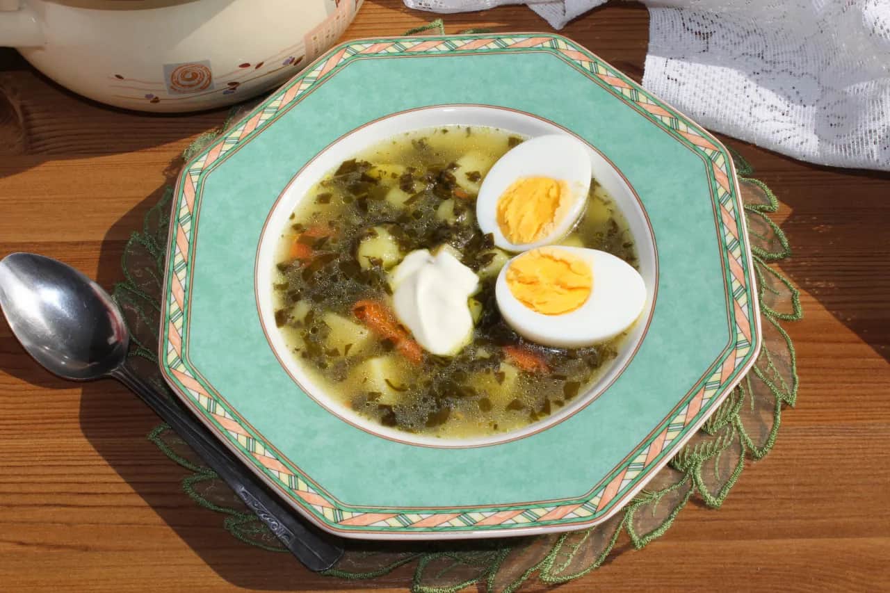 Jak zrobić zupę szczawiową ze świeżego szczawiu – prosty przepis krok po kroku