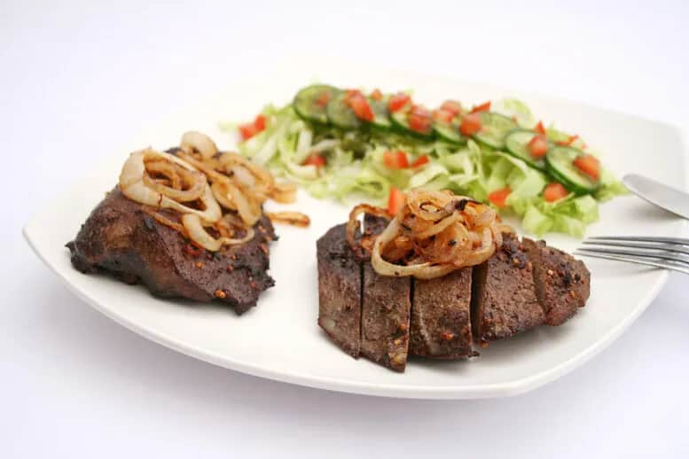 Z czym podawać wątróbkę drobiową, by zachwycić gości smakiem?